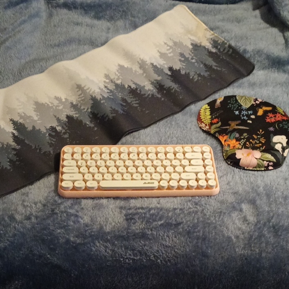 Wireless Keyboard with Forest Design Mat, Wrist Cushion & Speakers.